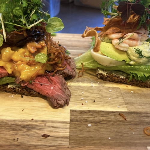 Smørrebrød med roastbeef og med rejer, æg og dressing – frisklavet og serveret i Sæby.